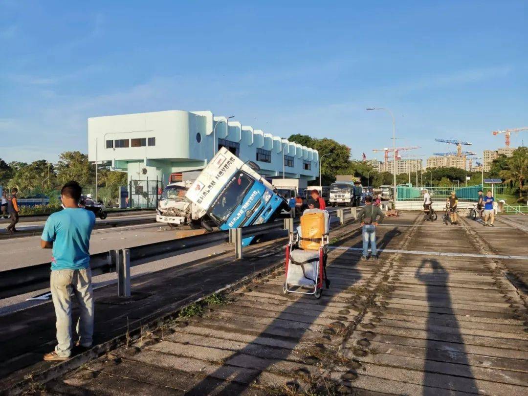 奇葩！因围观车祸而撞车，新加坡发生罕见“套娃”车祸事件