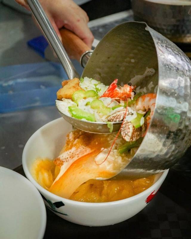 前JUMBO大厨下海开店！鲜味十足“三品海鲜汤泡饭”🍲 一碗只卖S$6++😱 配料多分量足