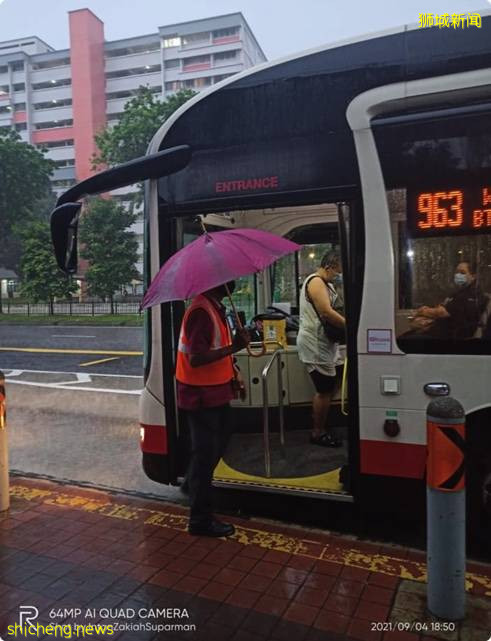 默默的为乘客挡雨, 感谢963巴士车长这么关心每位乘客 