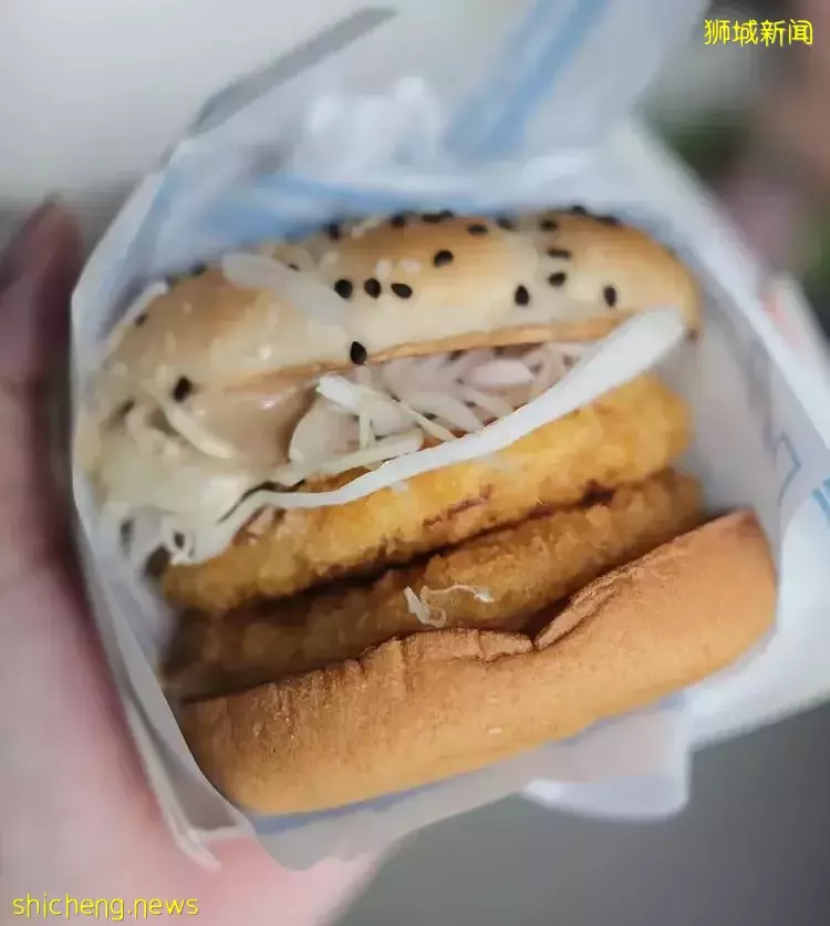 麦当劳北海道三文鱼汉堡回归！鲑鱼肉饼鲜味十足，淋上烤芝麻蛋黄酱更提味🍔 