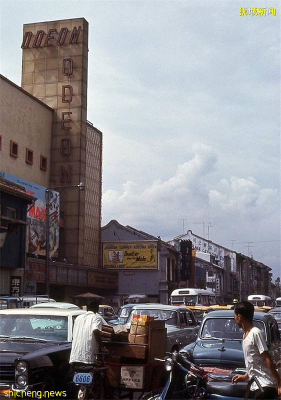 1967年的新加坡,被迫成独立国家,街道满地狼藉,过路市民一脸愁容