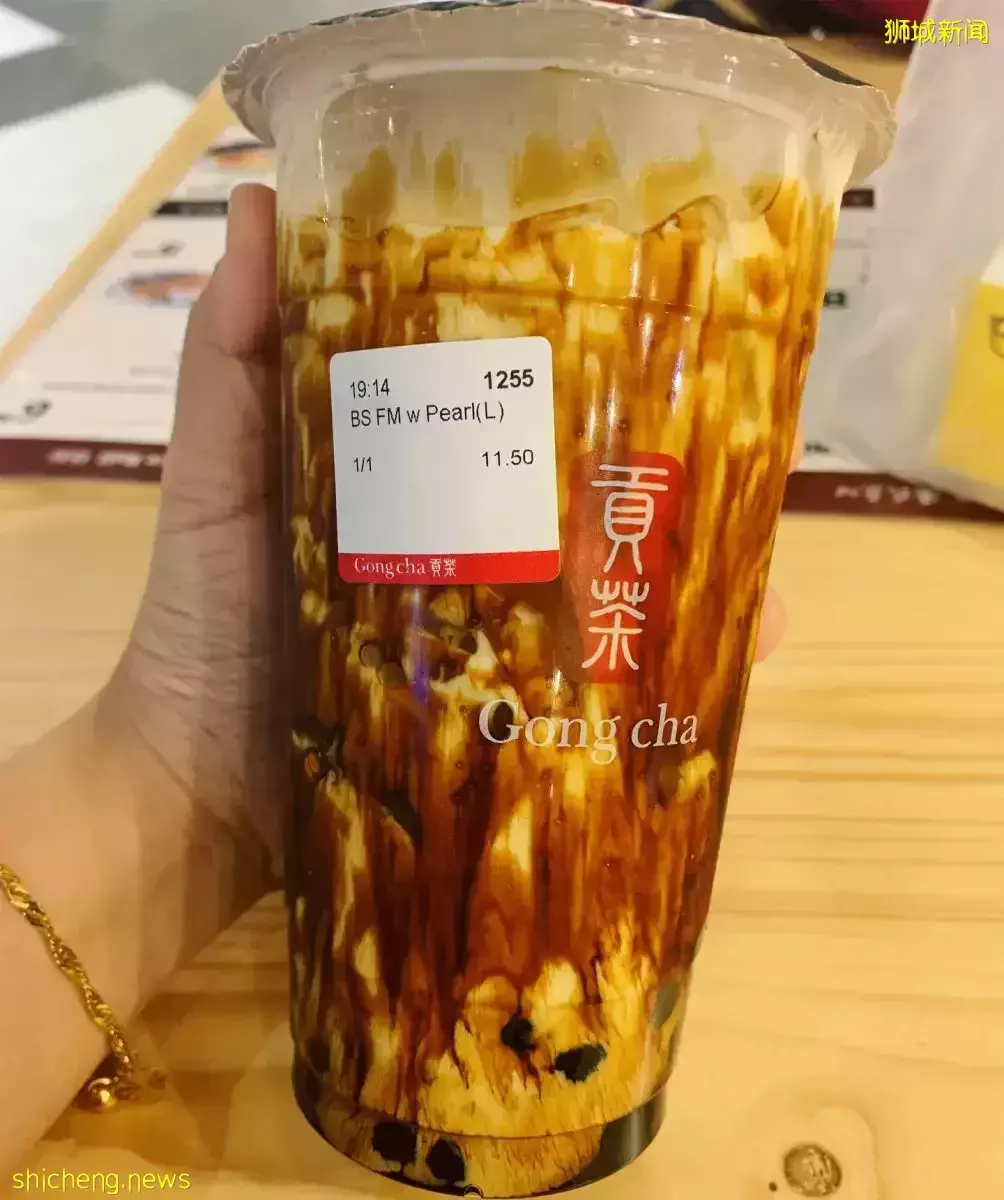 貢茶招牌奶茶買一送一啦！僅限Plaza Singapura店，買大杯送大杯